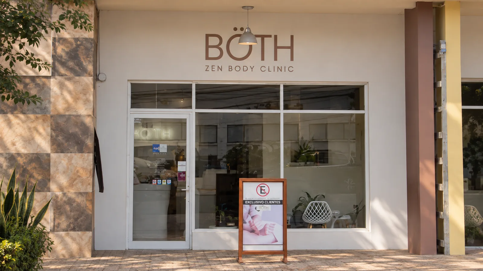 Fachada y entrada de BÖTH Zen Body Clinic en Playa del Carmen